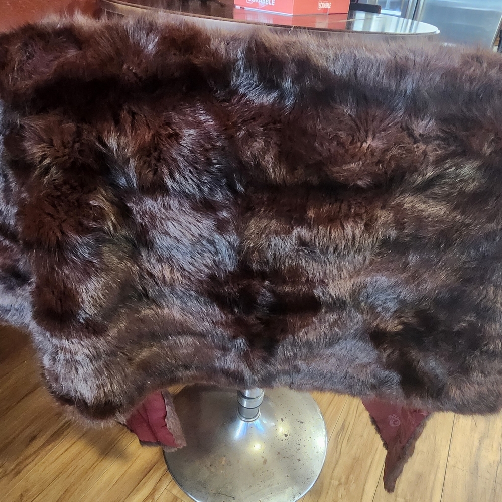 Pre-owned,  but very good condition women's fur shawl. - Picture 10 of 13